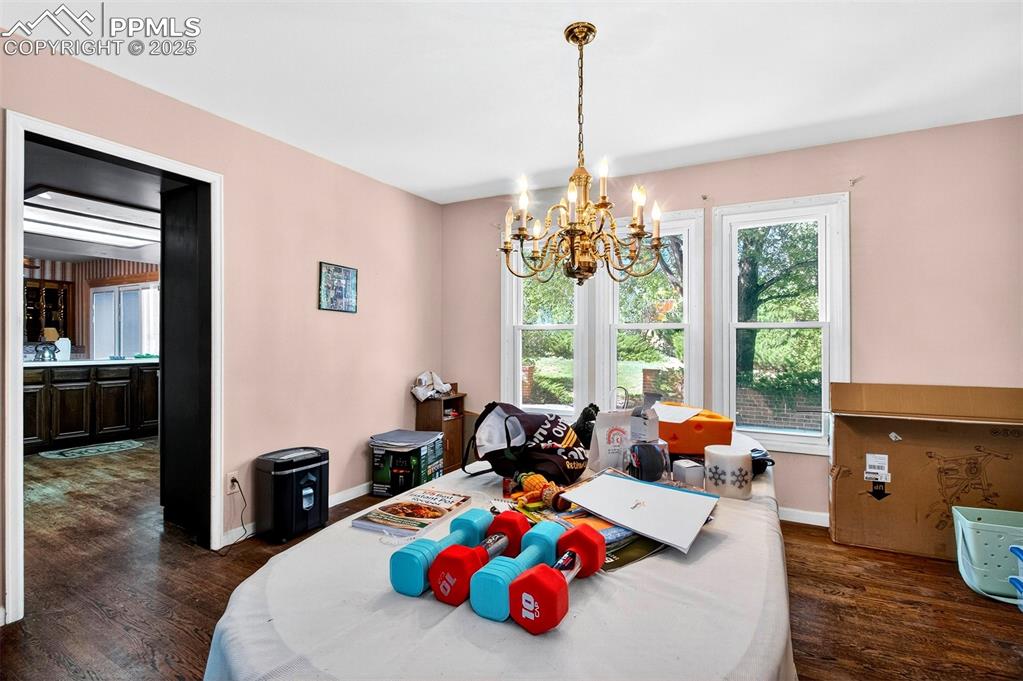 Image 11 of 44: Dining room