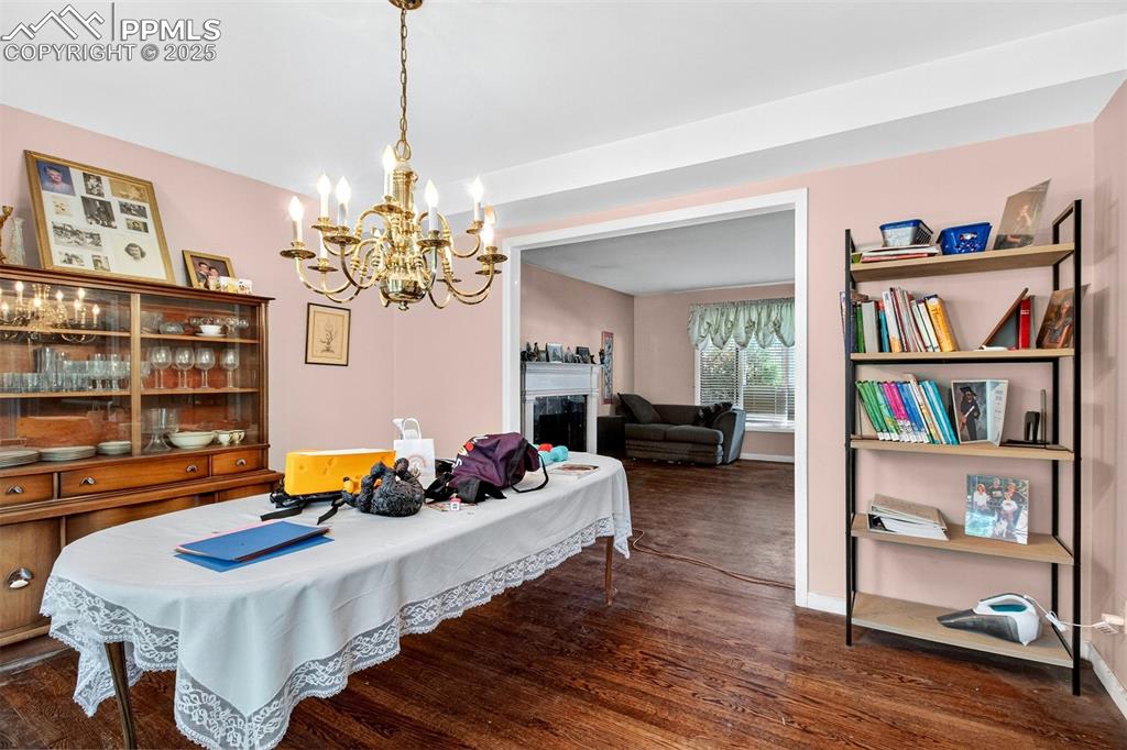 Image 12 of 44: Dining room