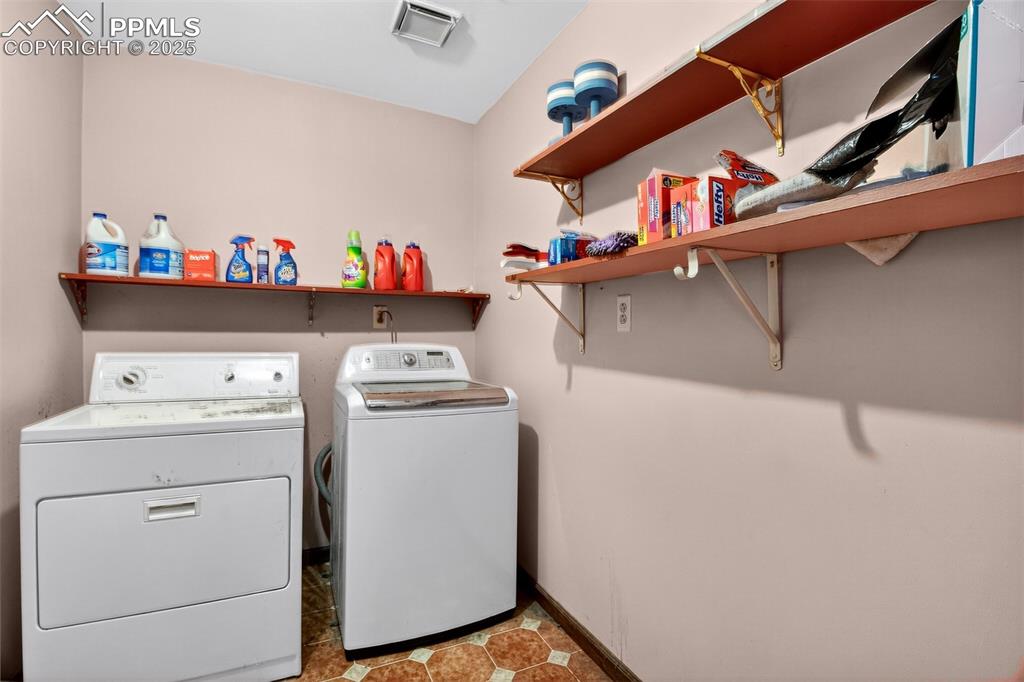 Image 18 of 44: Laundry room