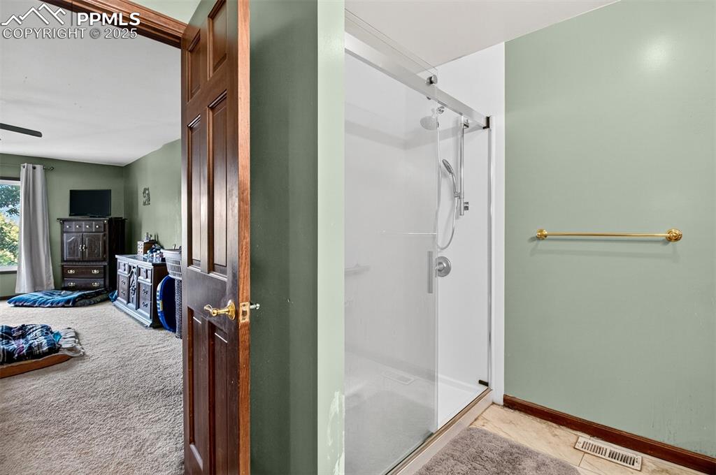 Image 21 of 44: Primary en suite bathroom