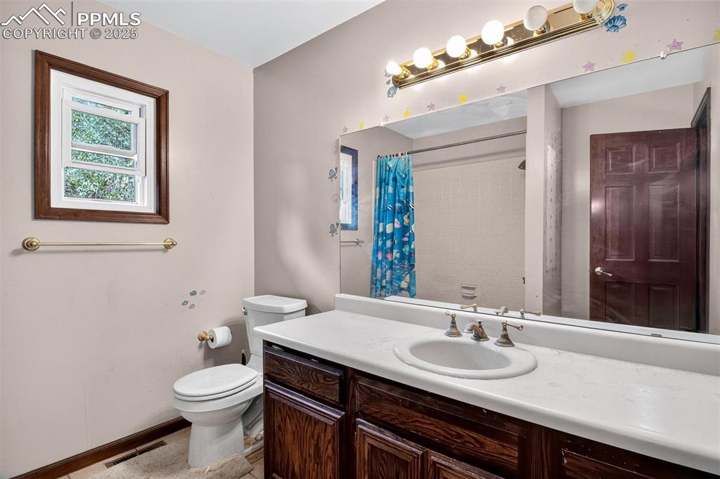 Image 24 of 44: Full bathroom