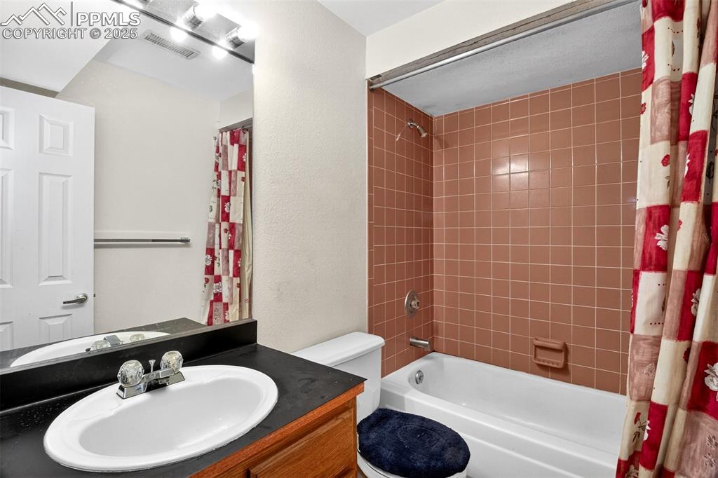 Image 29 of 44: Full bathroom