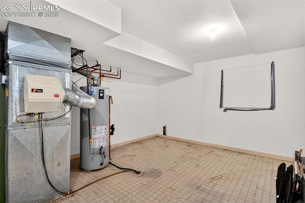 Image 30 of 44: Utility room/Storage