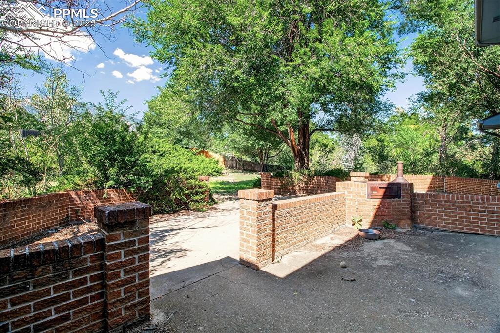Image 31 of 44: Back patio