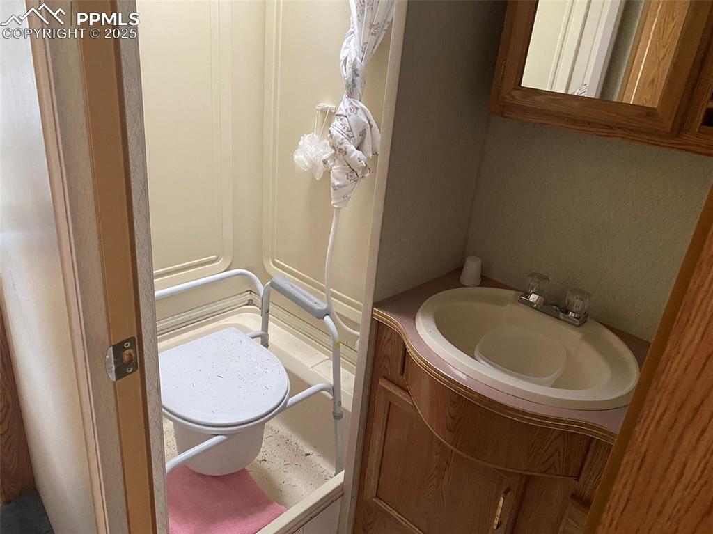 Image 17 of 50: Bathroom