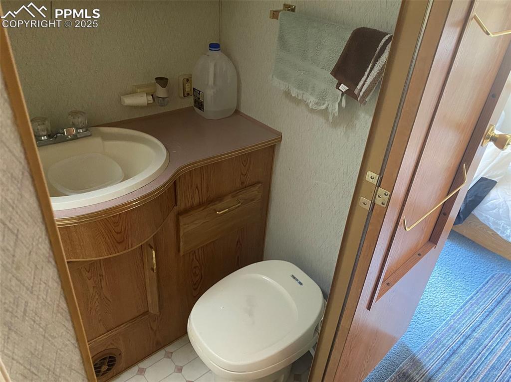 Image 18 of 50: Bathroom