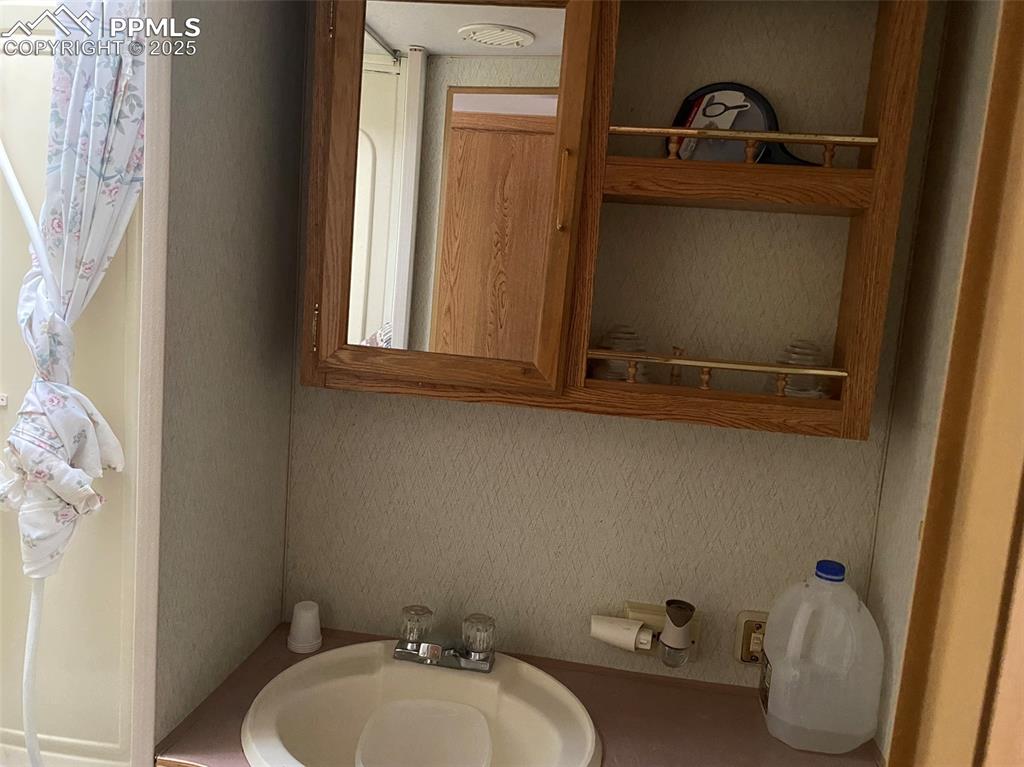 Image 19 of 50: Bathroom