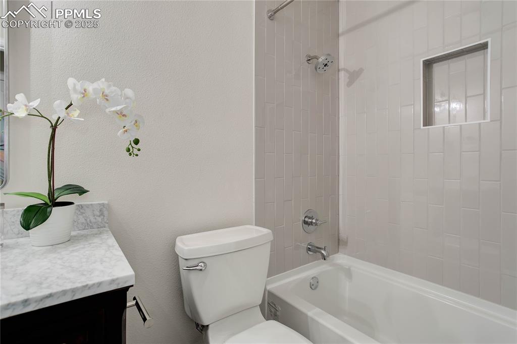 Image 16 of 28: Full bath - upper level