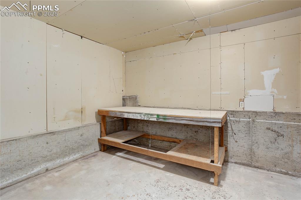 Image 23 of 28: Workshop/storage