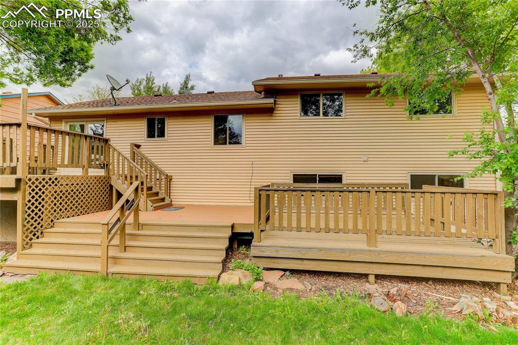 Image 25 of 28: Wonderful space for outdoor entertainment