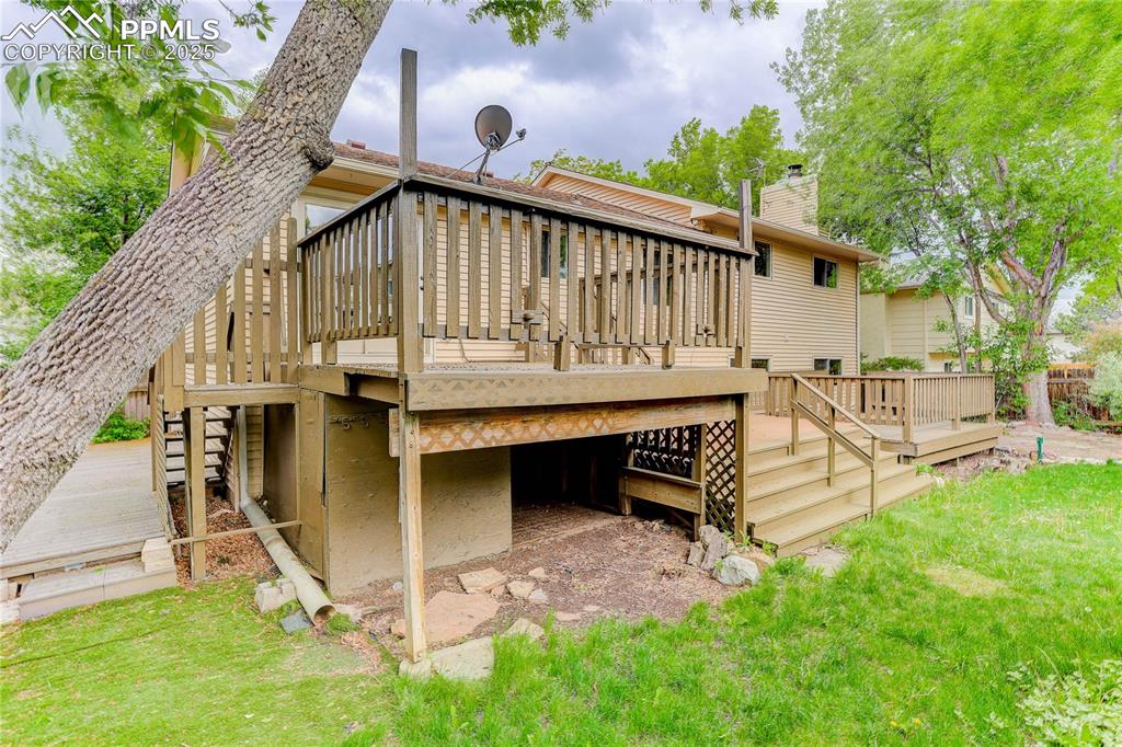 Image 26 of 28: Abundant deck space w/ storage beneath