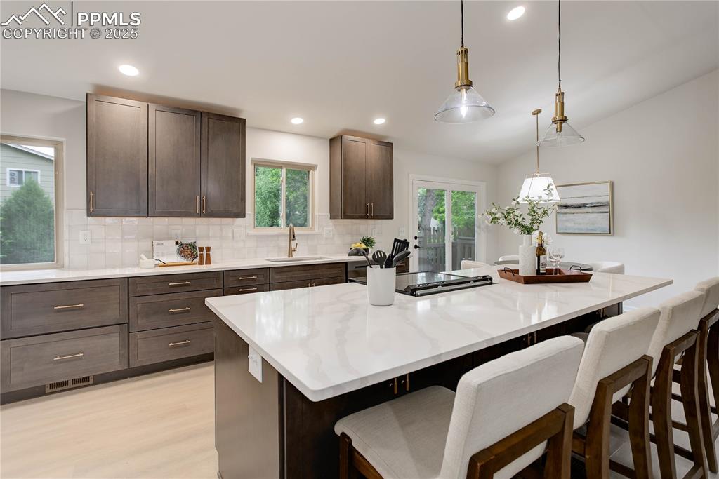 Image 6 of 28: Spacious island w/ barstool seating