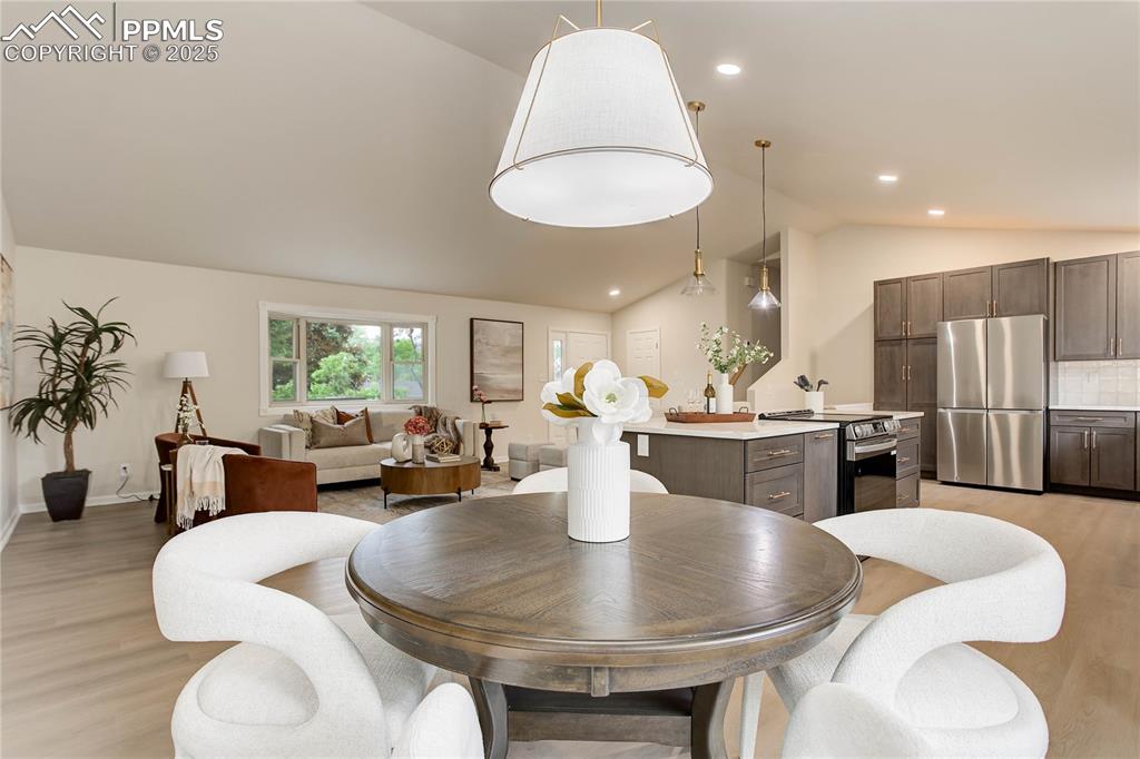 Image 9 of 28: Airy open concept