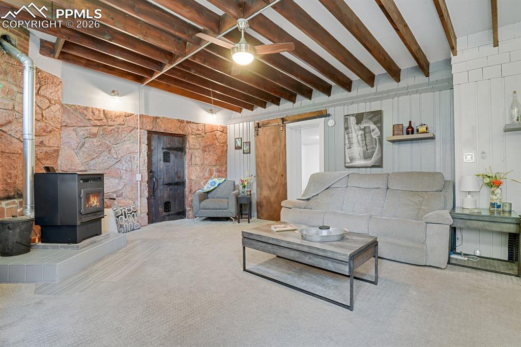 Image 18 of 50: Exposed beams