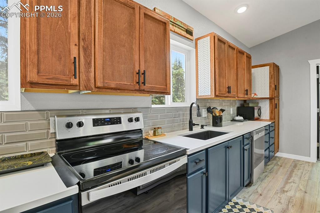 Image 3 of 50: Custom backsplash