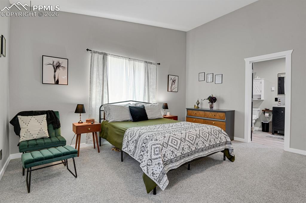 Image 9 of 50: Sitting area