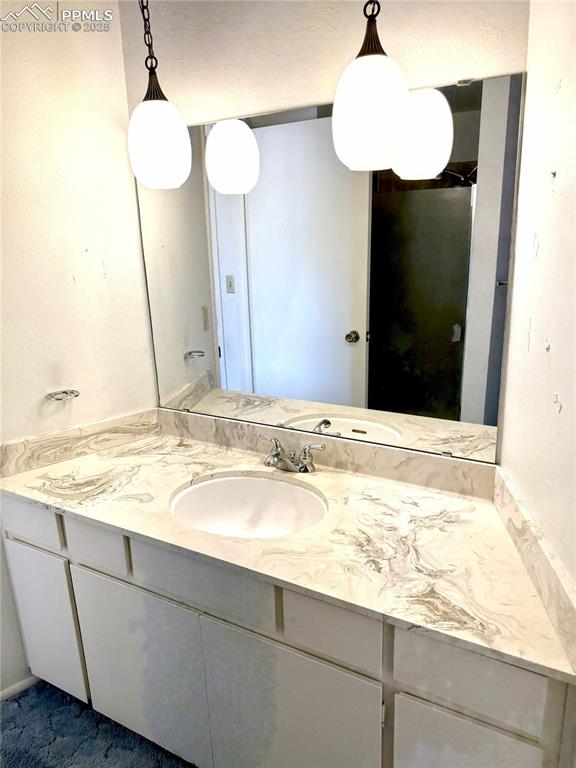 Image 13 of 33: Second vanity in primary bath