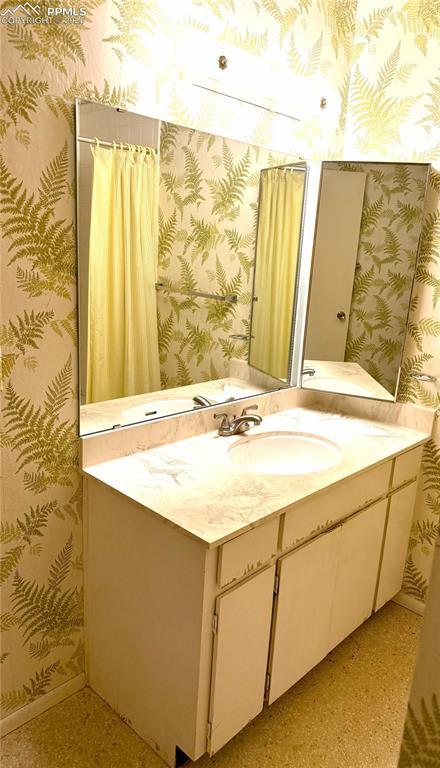 Image 16 of 33: Full bath on upper level