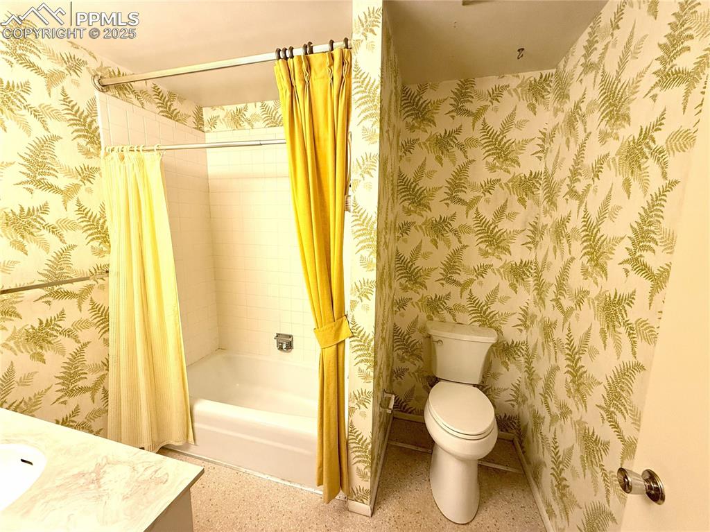 Image 17 of 33: Full bath on upper level