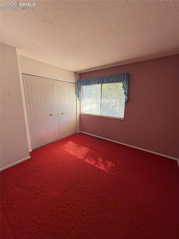 Image 20 of 33: Third bedroom on upper level