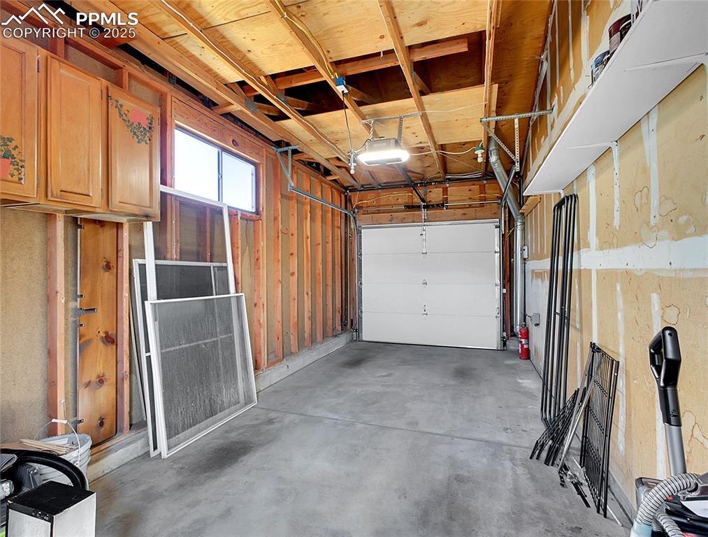 Image 11 of 47: Garage