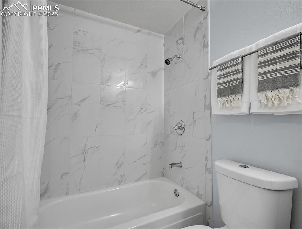 Image 22 of 47: Bathroom