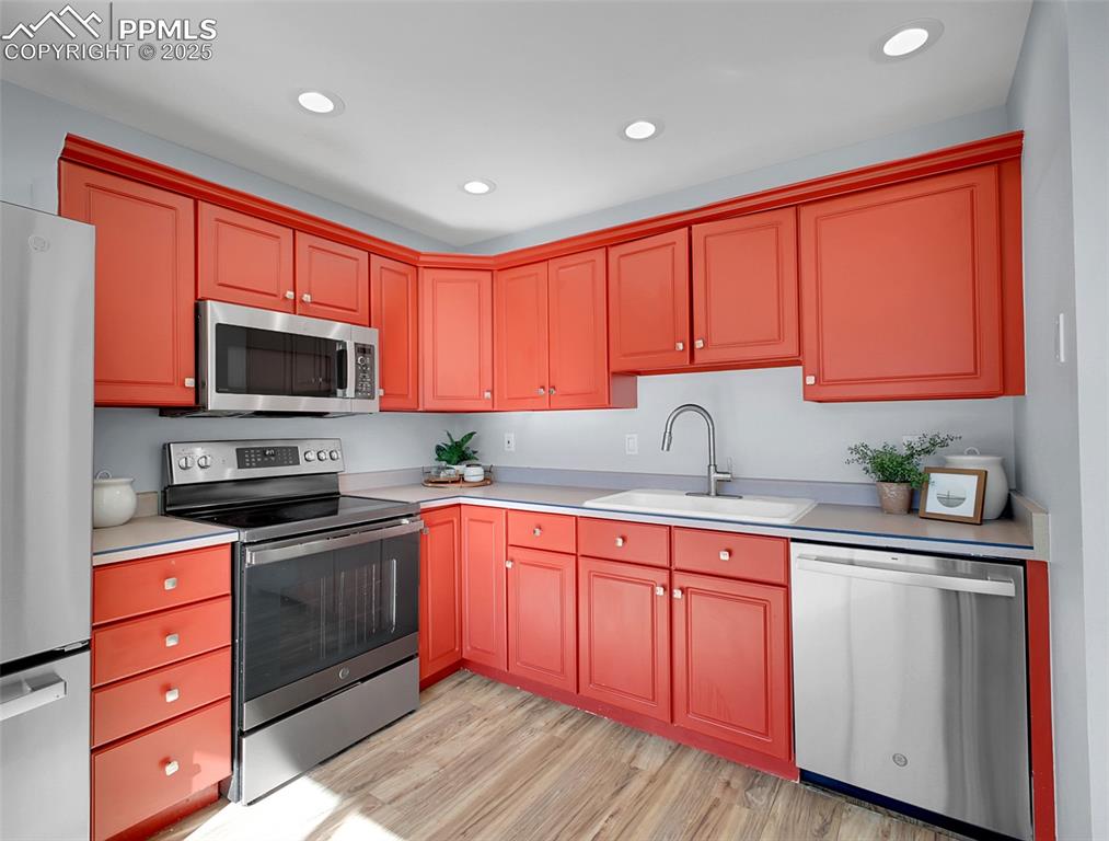 Image 9 of 47: Kitchen