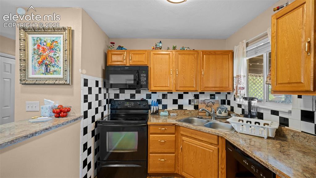Image 10 of 33: Kitchen