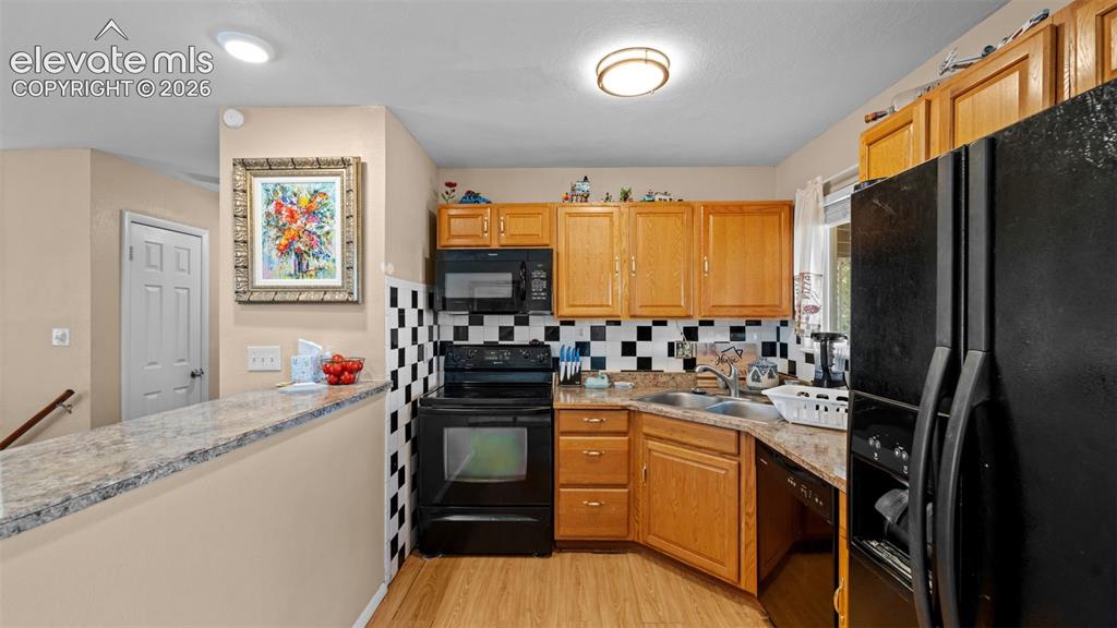 Image 13 of 33: Kitchen