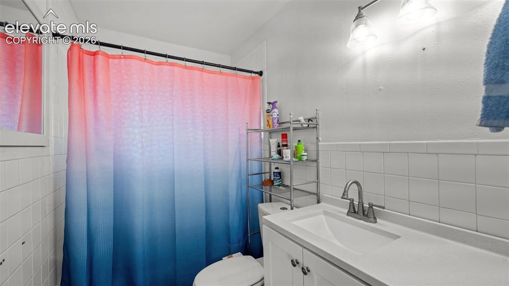 Image 14 of 33: Bathroom