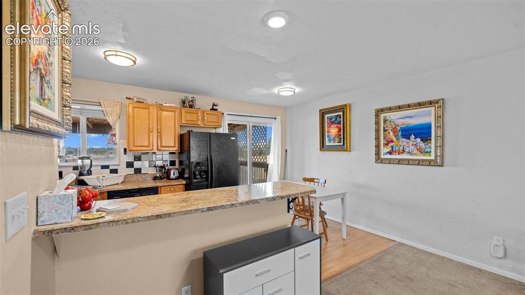 Image 9 of 33: Kitchen