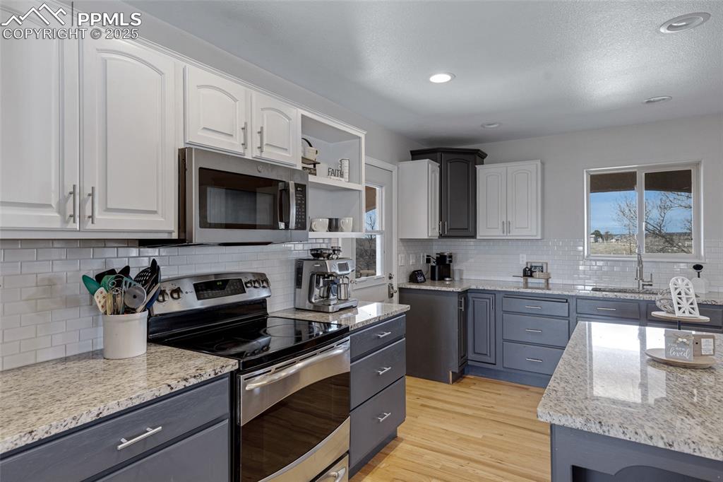 Image 14 of 42: Kitchen