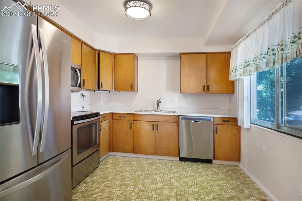 Image 14 of 47: Kitchen