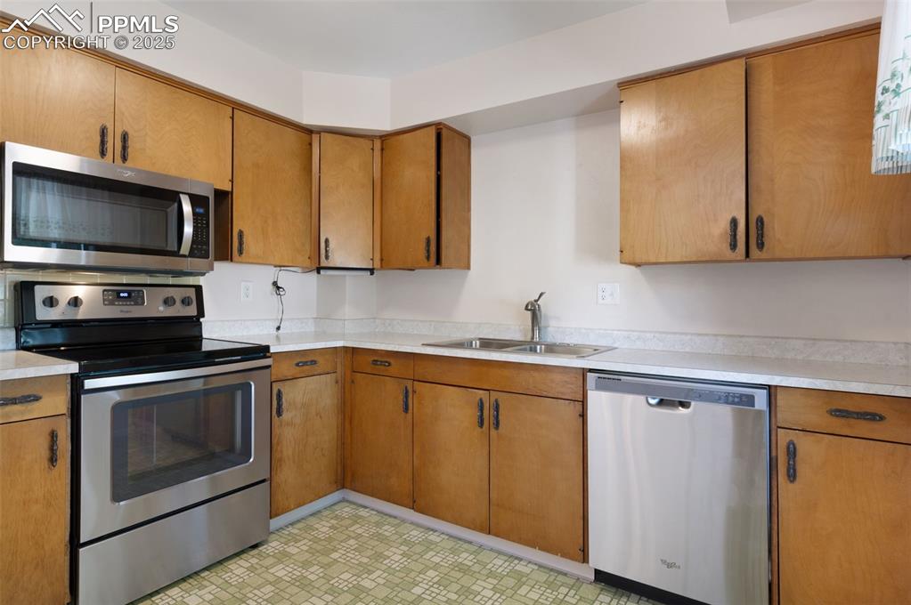 Image 15 of 47: Kitchen