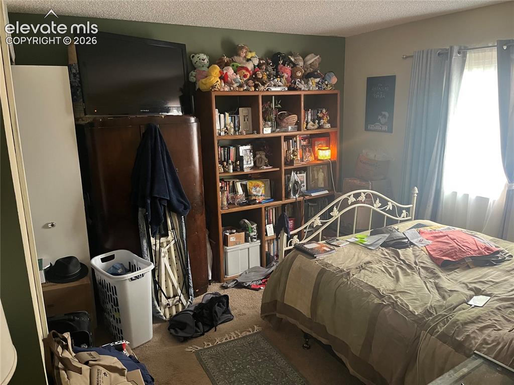 Image 10 of 11: Bedroom