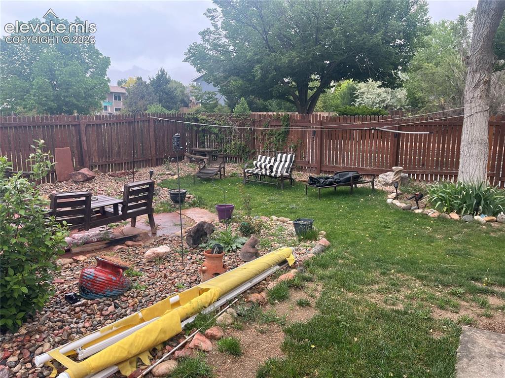 Image 5 of 11: Yard