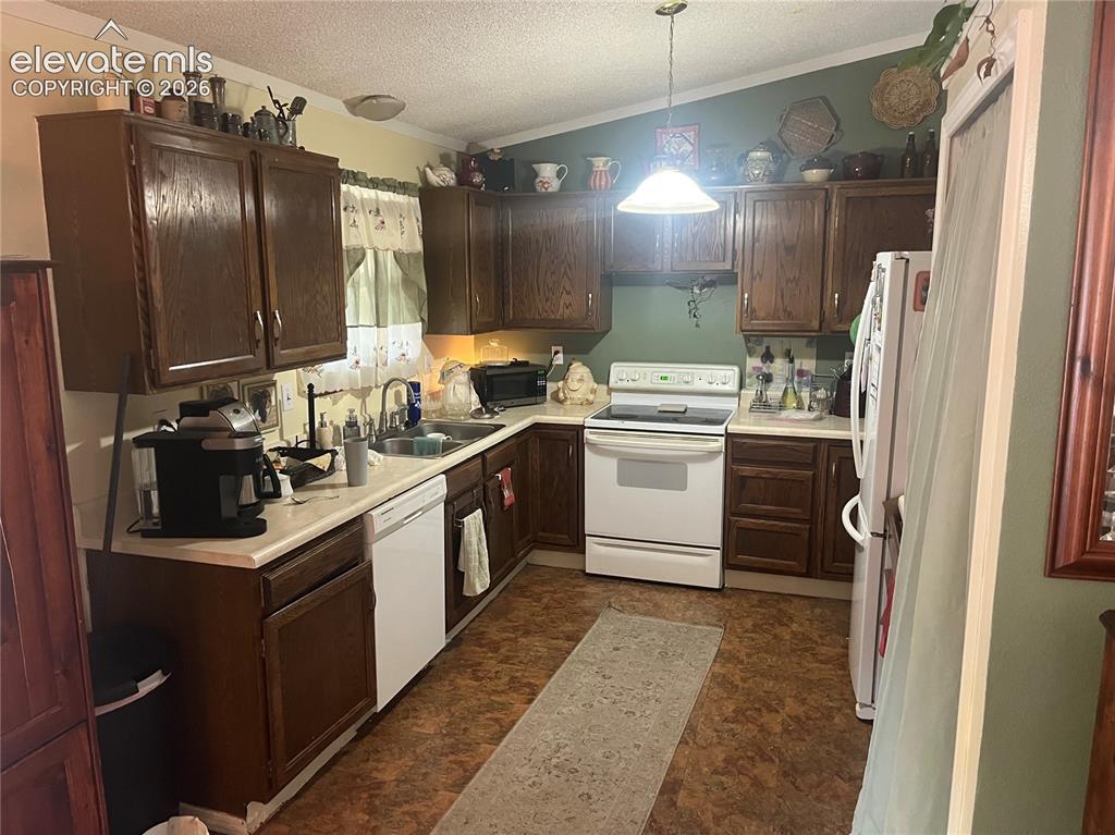 Image 8 of 11: Kitchen