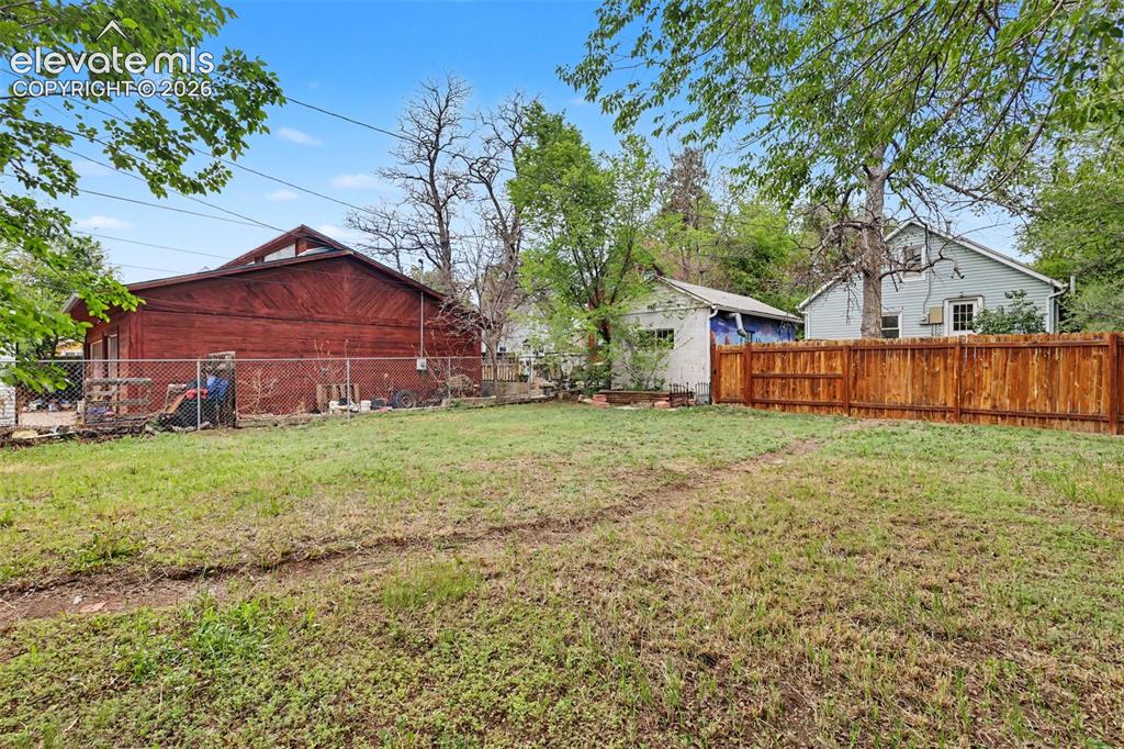 Image 18 of 26: Yard