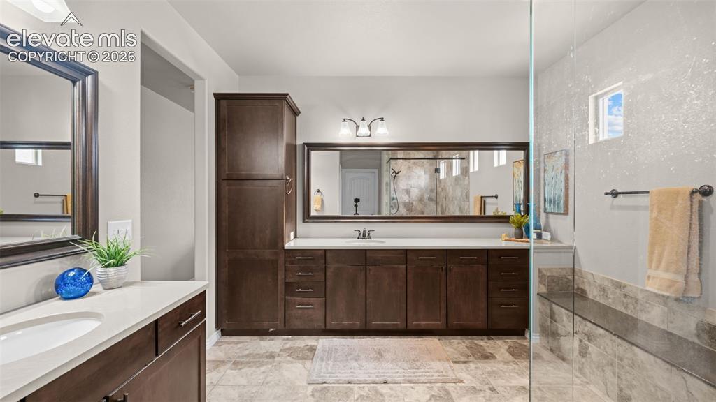 Image 19 of 44: Bathroom
