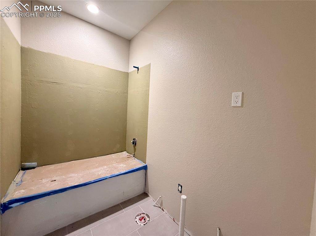 Image 6 of 18: Full Bathroom, Tiled