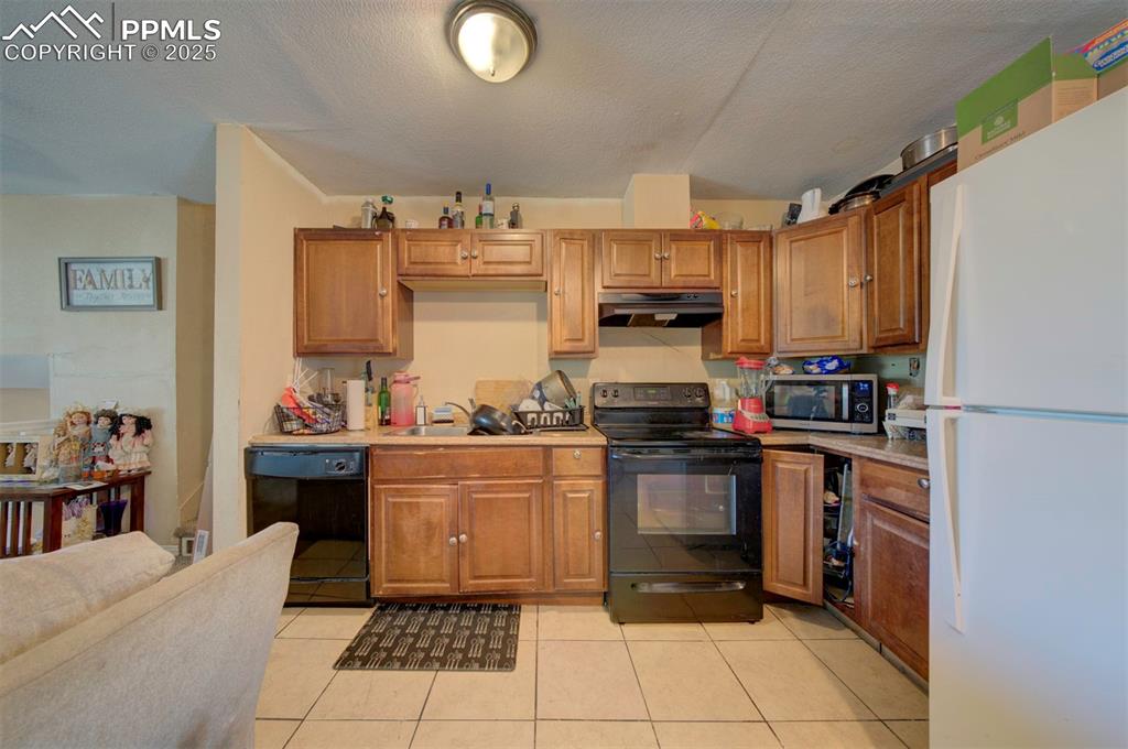 Image 19 of 44: Kitchen