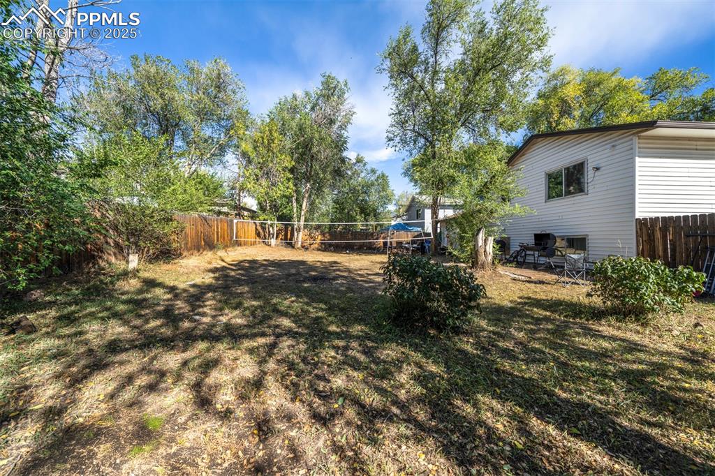 Image 6 of 44: Yard