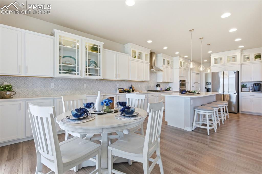 Image 10 of 50: Kitchen