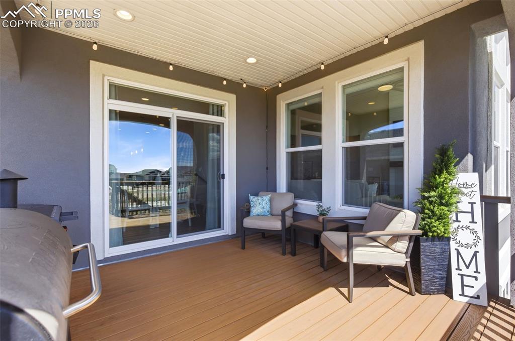 Image 14 of 50: Deck