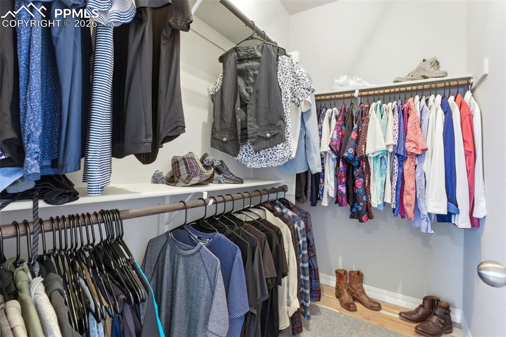 Image 23 of 50: Closet