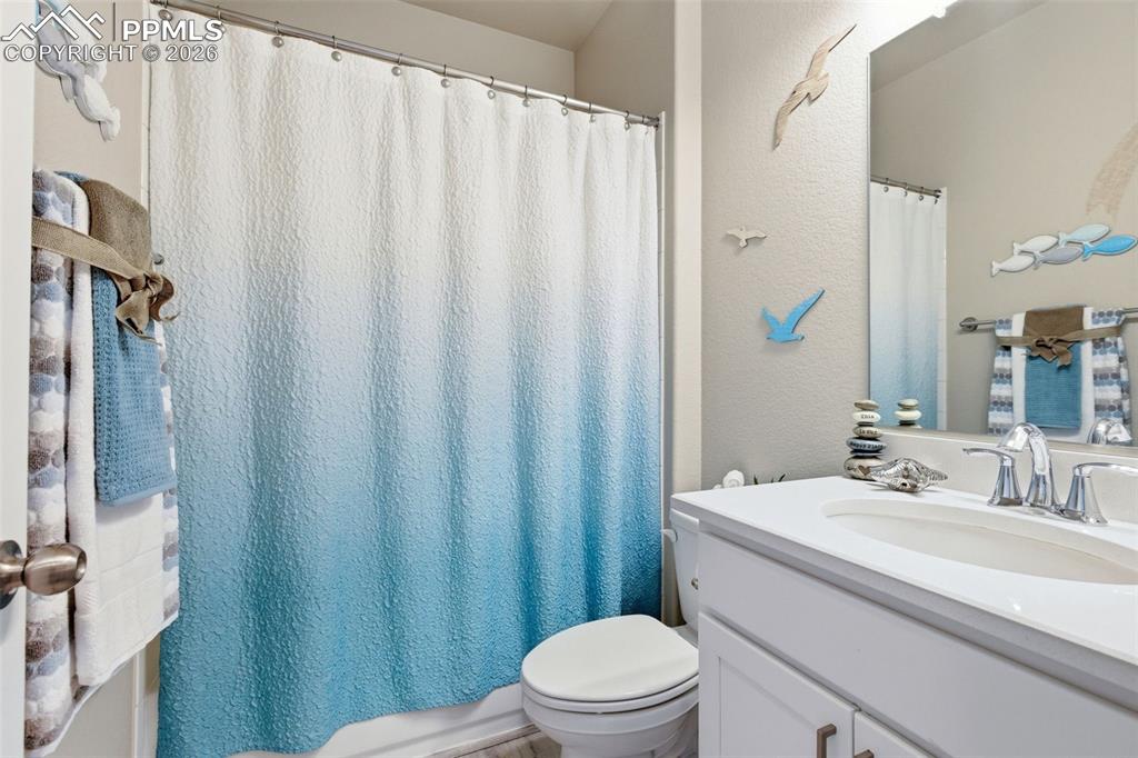 Image 26 of 50: Bedroom