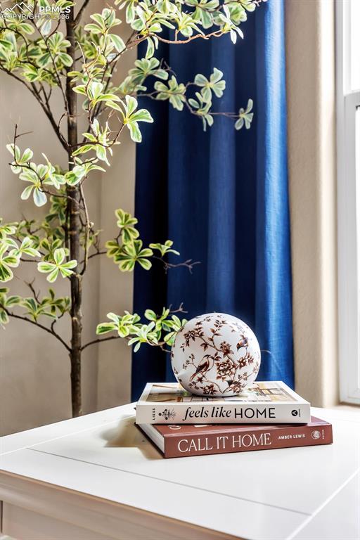 Image 5 of 50: Living Room