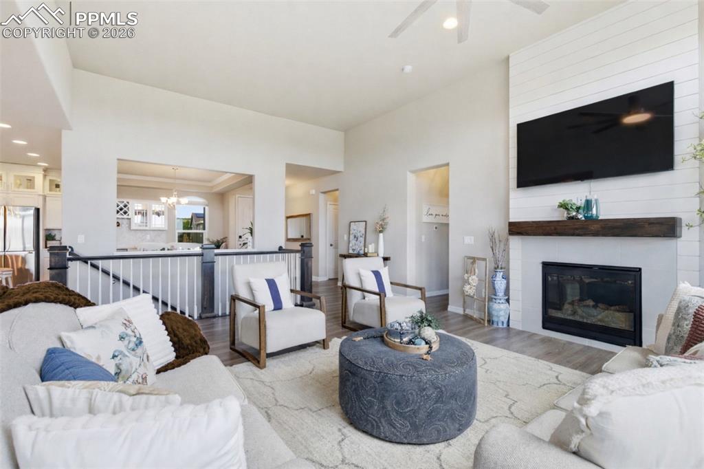 Image 6 of 50: Living Room