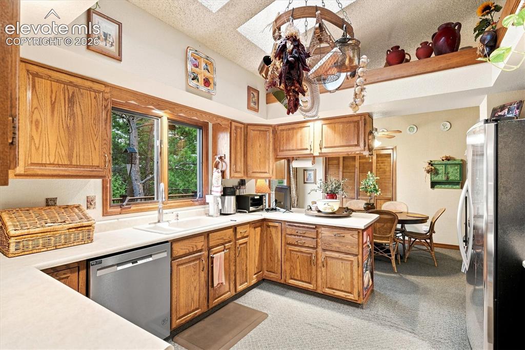 Image 16 of 49: Kitchen