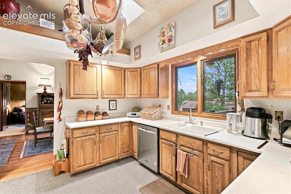 Image 17 of 49: Kitchen